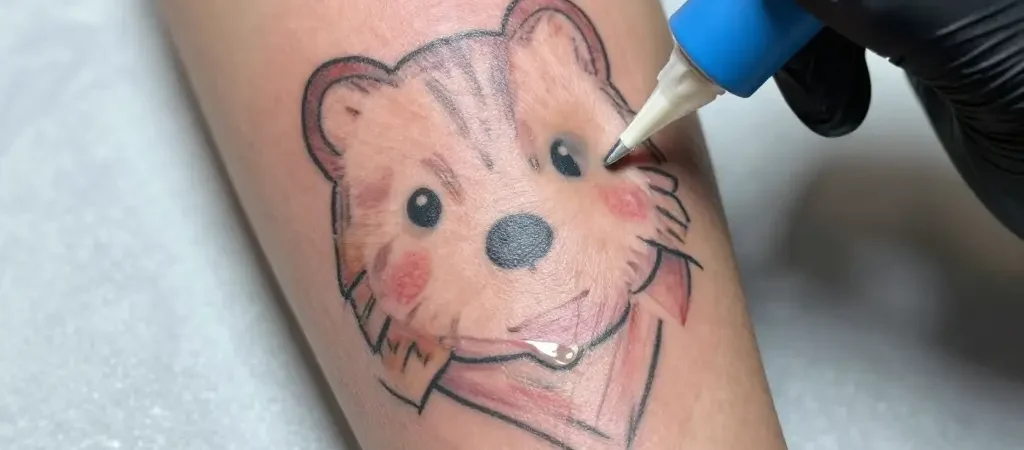 How long to leave second skin on a tattoo: plasma pooling, leaks, and the 3 to 5 day window